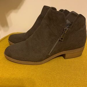 UNIVERSAL THREAD gray booties